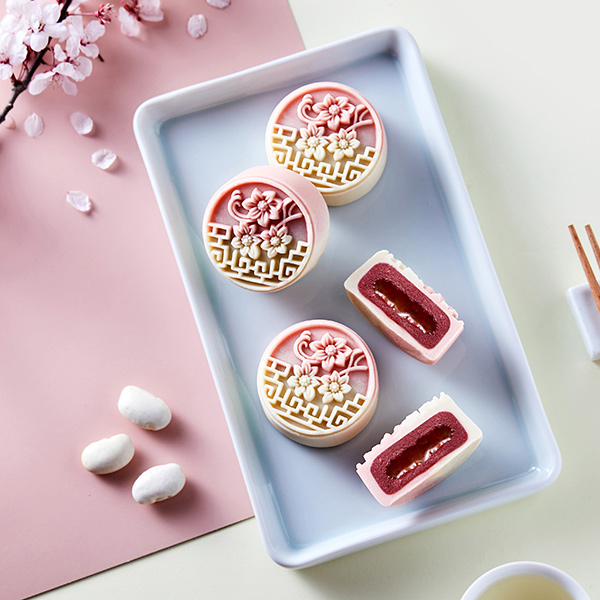 Sea salt, Blood Orange and elderberry flavoured filling + running core Laurel
